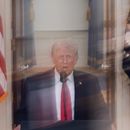 En la imagen, lograda con un tiempo largo de exposición, el presidente de Estados Unidos, Donald Trump, habla sobre la guerra contra Irán desde el Corredor Estatal de la Casa Blanca, el 1 de abril de 2026, en Washington. (AP Foto/Alex Brandon, Pool)