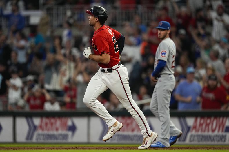 Matt Olson, de los Bravos de Atlanta, recorre las baes luego de batear un jonrón de dos carreras en el juego del jueves 28 de septiembre de 2023, ante los Cachorros de Chicago (AP Foto/John Bazemore)