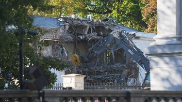 Obreros con maquinaria pesada inician la demolición de una parte del Ala Este de la Casa Blanca, el lunes 20 de octubre de 2025, en Washington, antes de la construcción de un nuevo salón de baile. (AP Foto/Evan Vucci)