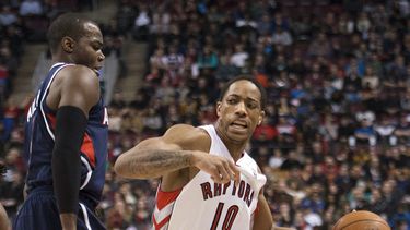 americateve | DeMar DeRozan de los Raptors de Toronto avanza con el bal&oacute;n frente a Paul Millsap de los Hawks de Atlanta el domingo 23 de marzo de 2014. (AP Foto/The Canadian Press, Nathan Denette)