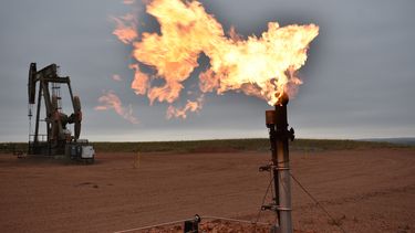 ARCHIVO - Una antorcha quema gas natural en un pozo petrolero el 26 de agosto de 2021 en Watford City, Dakota del Norte, EE.UU. (AP Foto/Matthew Brown, Archivo)