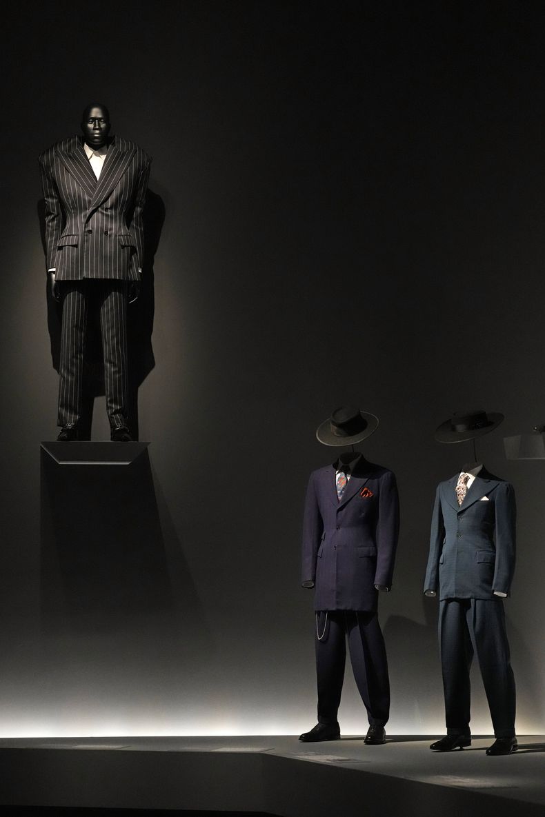 Trajes en la exposición del Instituto de Vestido del Museo Metropolitano de Arte, Superfine: Tailoring Black Style, el sábado 3 de mayo de 2025, en Nueva York. (Foto Charles Sykes/Invision/AP)