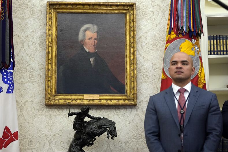 Walt Nauta en la Oficina Oval en la Casa Blanca en Washington, mientras el presidente Donald Trump firma órdenes ejecutivas el 23 de enero del 2025.. (AP foto/Ben Curtis)