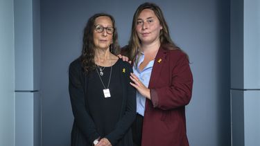 Andrea Weinstein, izquierda, de New Haven, Connecticut, cuya hermana, Judy Weinstein, de 70 años, y su cuñado Gad Haggai fueron asesinados por Hamás el 7 de octubre de 2023 y sus cuerpos fueron llevados a Gaza, posa para la cámara con su hija Lea Silvert, de Boston, tras ser entrevistadas junto con otras familias de estadounidenses retenidos en Gaza por Hamás, el miércoles 5 de junio de 2024, en Washington. (AP Foto/Jacquelyn Martin)
