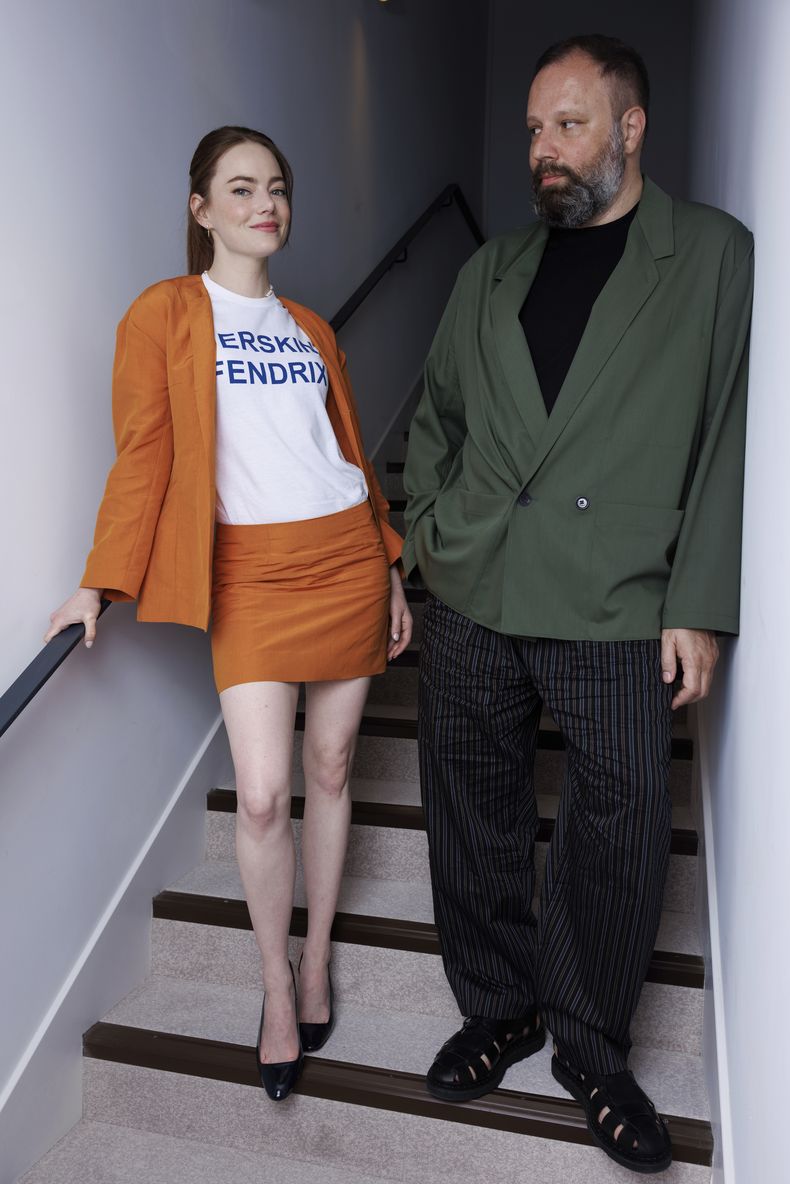 Emma Stone, izquierda, y el director Yorgos Lanthimos posan para un retrato para promover la película Kinds of Kindness en la 77a edición del Festival de Cine de Cannes, en Francia el sábado 18 de mayo de 2024. (Foto Vianney Le Caer/Invision/AP)