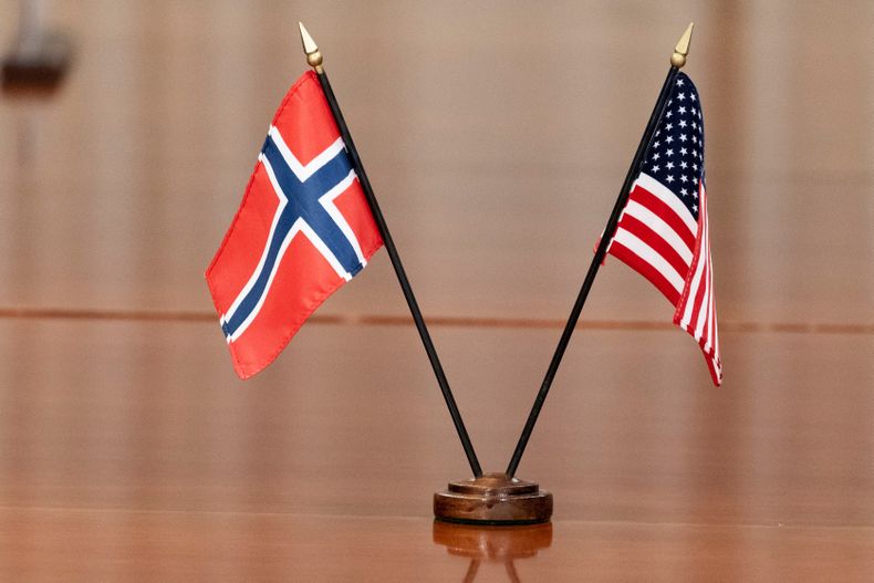 ARCHIVO - Las banderas de Noruega, a la izquierda, y EEUU se ven en la mesa en el Pentágono el 20 de septiembre de 2022 en Washington. (AP Foto/Alex Brandon, Archivo)