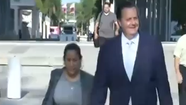 americateve | Hoy terminan los testimonios en el juicio federal que se sigue contra el ex alcalde de Hialeah julio Robaina y su esposa.