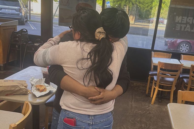 Juan Carlos López Gómez, de 20 años y ciudadano estadounidense, abraza a su madre en Tallahassee, Florida, tras ser liberado, el 17 de abril de 2025, de su detención por parte de autoridades migratorias. (Thomas Kennedy vía AP)