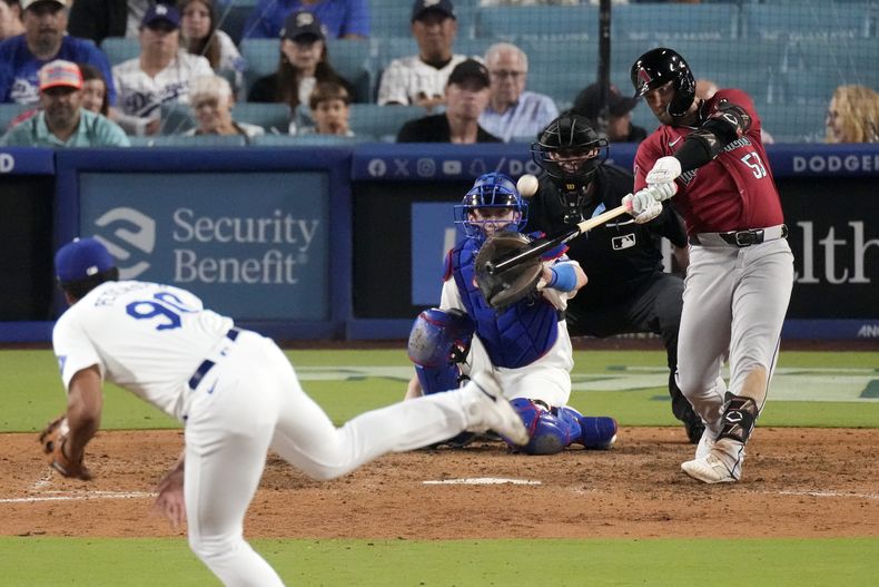 Christian Walker, de los Diamondbacks de Arizona, conecta un jonrón de tres carreras ante Michael Petersen, de los Dodgers de Los Ángeles, el miércoles 3 de julio de 2024 (AP Foto/Mark J. Terrill)