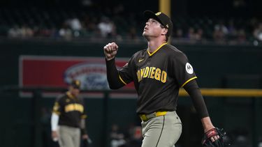 Mason Miller, de los Padres de San Diego, festeja tras la victoria sobre los Diamondbacks de Arizona, el jueves 6 de agosto de 2026 (AP Foto/Rick Scuteri)