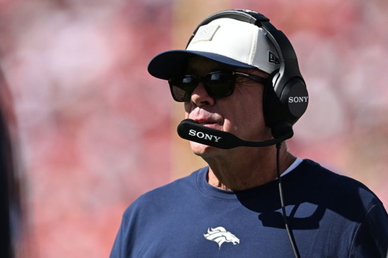 El entrenador de los Broncos de Denver Sean Payton camina en la banda del campo del encuentro ante los 49ers de San Francisco el domingo 4 de octubre del 2026. (AP Foto/Justine Willard)