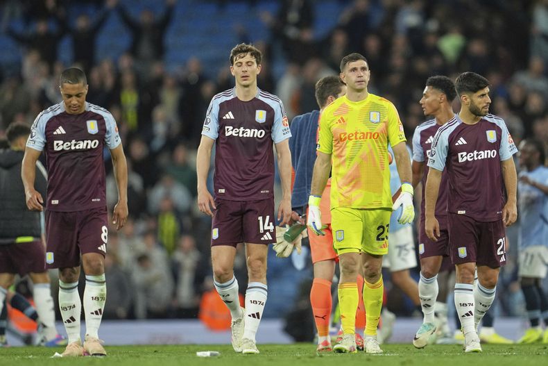 Los jugadores de Aston Villa reaccionan decepcionados tras el partido contra Manchester City en la Liga Premier, el martes 22 de abril de 2025. (AP Foto/Jon Super)