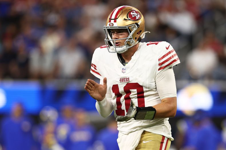 Mac Jones, quarterback de los 49ers de San Francisco, reacciona en la segunda mitad del partido ante los Rams de Los Ángeles, el jueves 2 de octubre de 2025 (AP Foto/Jessie Alcheh)