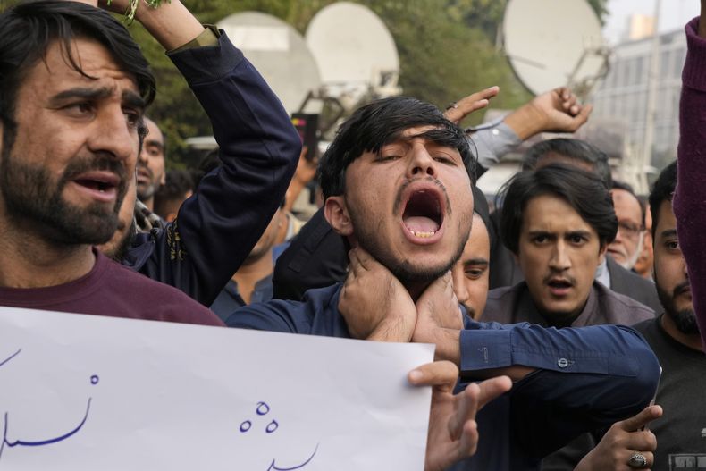 Musulmanes chiíes gritan consignas para condenar el asesinato de musulmanes chiíes en una emboscada en el distrito de Kurram, durante una protesta en Lahore, Pakistán, el viernes 22 de noviembre de 2024. (AP Foto/K.M. Chaudary)