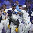 El mexicano Randy Arozarena (izquierda), de los Rays de Tampa Bay, es felicitado por sus compañeros tras batear el jonrón del triunfo sobre los Mellizos de Minnesota, el miércoles 7 de junio de 2023 (AP Foto/Chris OMeara)