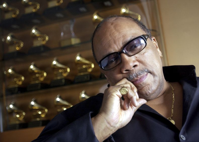 ARCHIVO - El legendario músico Quincy Jones posa entre sus muchos premios Grammy en su casa en la sección Bel Air de Los Ángeles, California, el viernes 9 de abril de 2004. Quincy Jones murió a los 91 años. (Foto AP/Chris Pizzello, archivo)