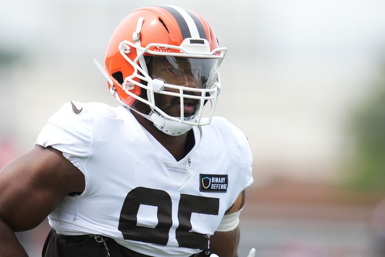 Myles Garrett de los Browns de Cleveland en un entrenamiento en conjunto con los Vikings de Minnesota el jueves 15 de agosto del 2024. (AP Foto/Sue Ogrocki)