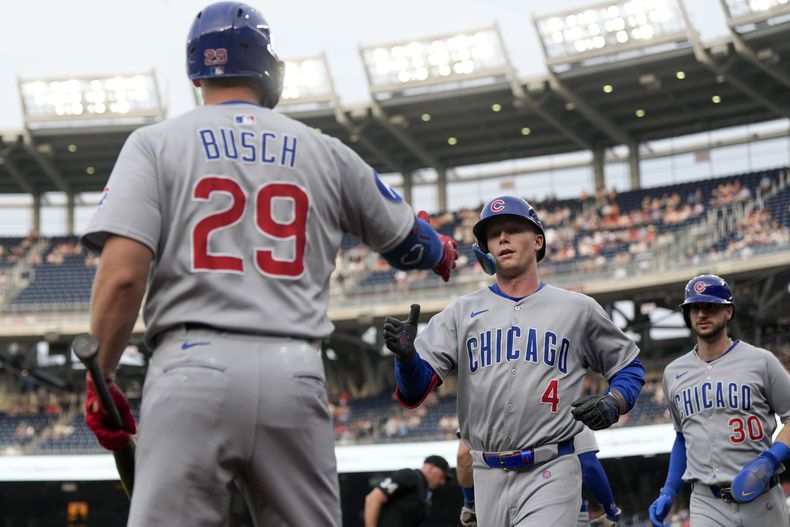Pete Crow-Armstrong (4), de los Cachorros de Chicago, celebra su jonrón con sus compañeros Michael Busch (29) y Kyle Tucker (30) durante la primera entrada de un juego de béisbol contra los Nacionales de Washington en el Nationals Park, el jueves 5 de junio de 2025, en Washington. (Foto AP/Jess Rapfogel)