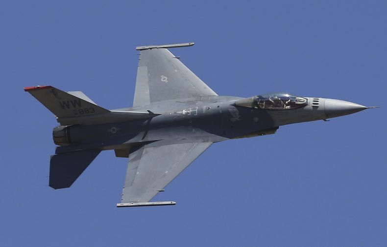Un avión de combate F-16 de Estados Unidos realiza maniobras acrobáticas durante la última jornada de Aero India 2019, en la base aérea de Yelahanka, el 24 de febrero de 2019 en Bangalore, India. (AP Foto/Aijaz Rahi, Archivo)