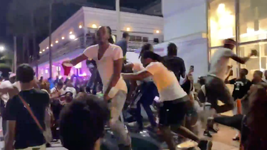 policia de miami beach se ve obligada a usar gases lacrimogenos y equipos de sonidos antidisturbios por segunda noche consecutiva