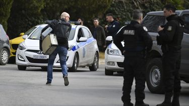 La policía cerca del lugar del tiroteo en Glyfada, un suburbio de Atenas, Grecia, el 12 de febrero de 2024. (Foto AP/Michael Varaklas)