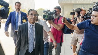 El Dr. Mark Chávez, un médico de San Diego, segundo desde la izquierda, acusado en relación con la muerte del actor Matthew Perry por una sobredosis accidental de ketamina, con su abogado defensor criminal Matthew Binninger, en el extremo izquierdo, llegan para una audiencia en el tribunal federal en Los Ángeles el miércoles 2 de octubre de 2024. (Foto AP/Damian Dovarganes)