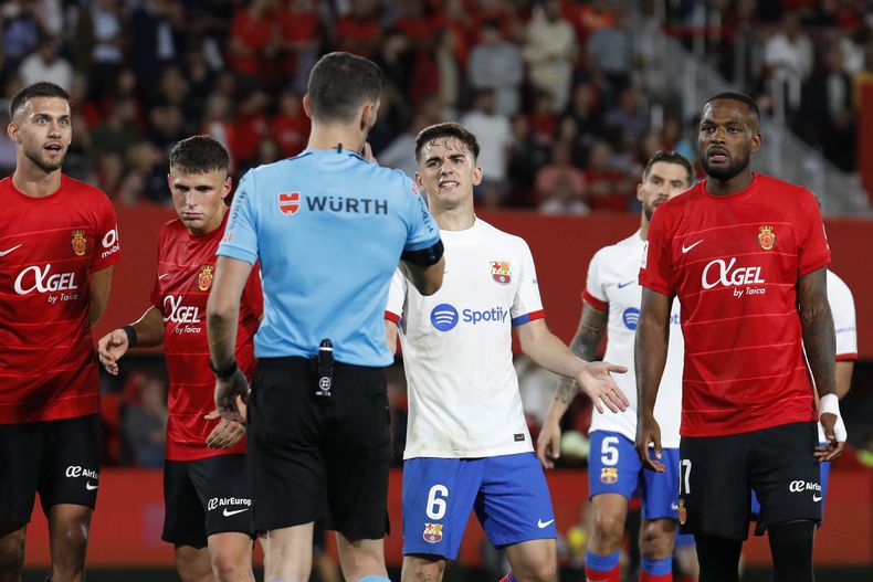 Gavi del Barcelona discute con el árbitro durante el partido contra Mallorca en la Liga española, el martes 26 de septiembre de 2023, en Palma de Mallorca. (AP Foto/Francisco Ubilla)