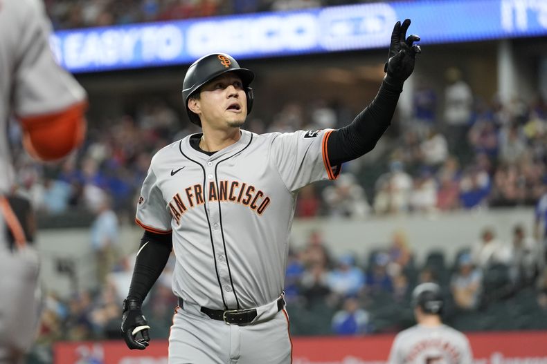 El venezolano de los Gigantes de San Francisco Wilmer Flores celebra su jonrón solitario en la segunda entrada ante los Rangers de Texas el viernes 7 de junio del 2024. (AP Foto/Tony Gutierrez)