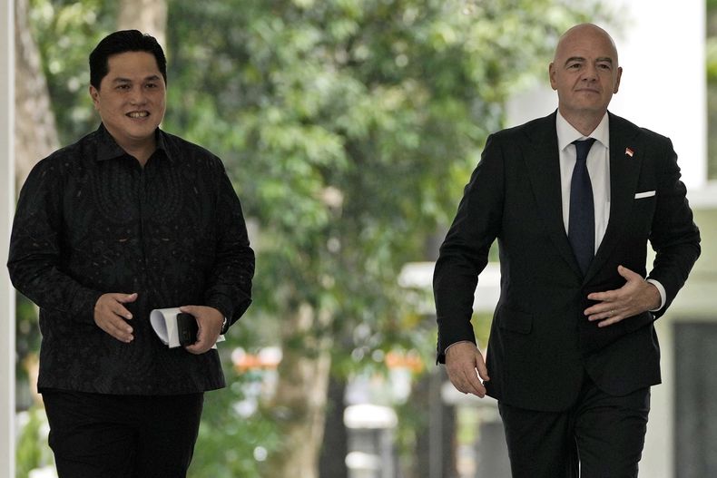 ARCHIVO- El presidente de FIFA, Gianni Infantino, derecha, camina al lado del Ministro de Empresas Estatales Erick Thohir a su llegada a una reunión con el presidente de Indonesia, Joko Widodo, en el Palacio Merdeka, en Yakarta, Indonesia, el martes 18 de octubre de 2022. El líder de la federación de fútbol de Indonesia, Erick Thohir dice que ahora apoya la candidatura de Arabia Saudita para recibir la Copa del Mundo 2034. (AP Foto/Achmad Ibrahim, Archivo)