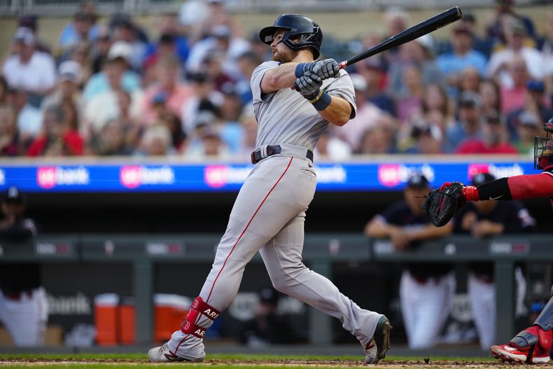 Christian Arroyo, de los Medias Rojas de Boston, conecta un jonrón solitario en el juego del martes 20 de junio de 2023, ante los Mellizos de Minnesota (AP Foto/Abbie Parr)