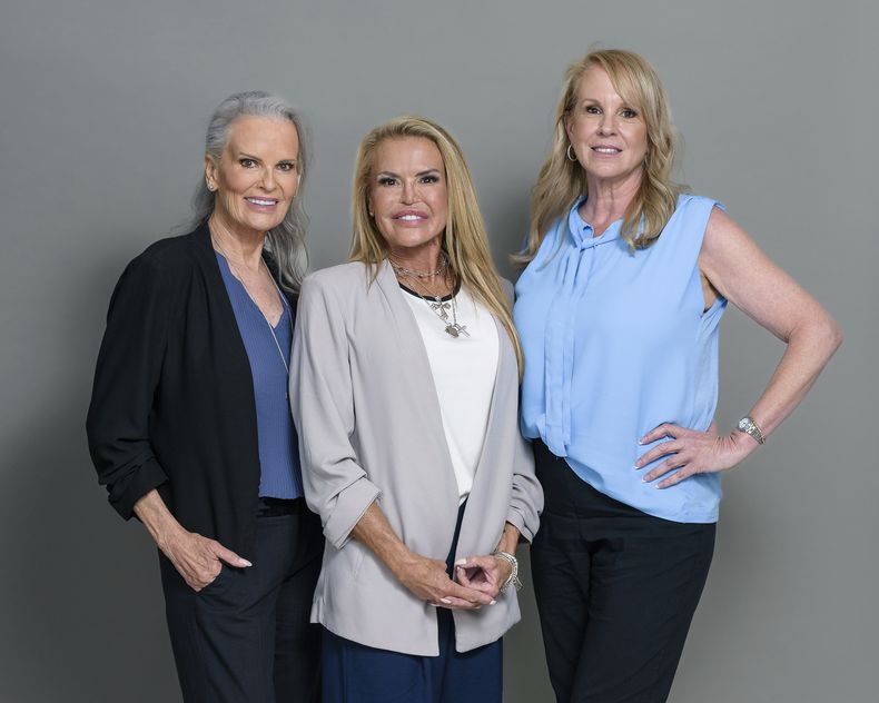 Denise Brown, de izquierda a derecha, Dominique Brown, y Tanya Brown posan para un retrato para promover la docuserie The Life & Murder of Nicole Brown Simpson el miércoles 29 de mayo de 2024 en Nueva York. (Foto Christopher Smith/Invision/AP)