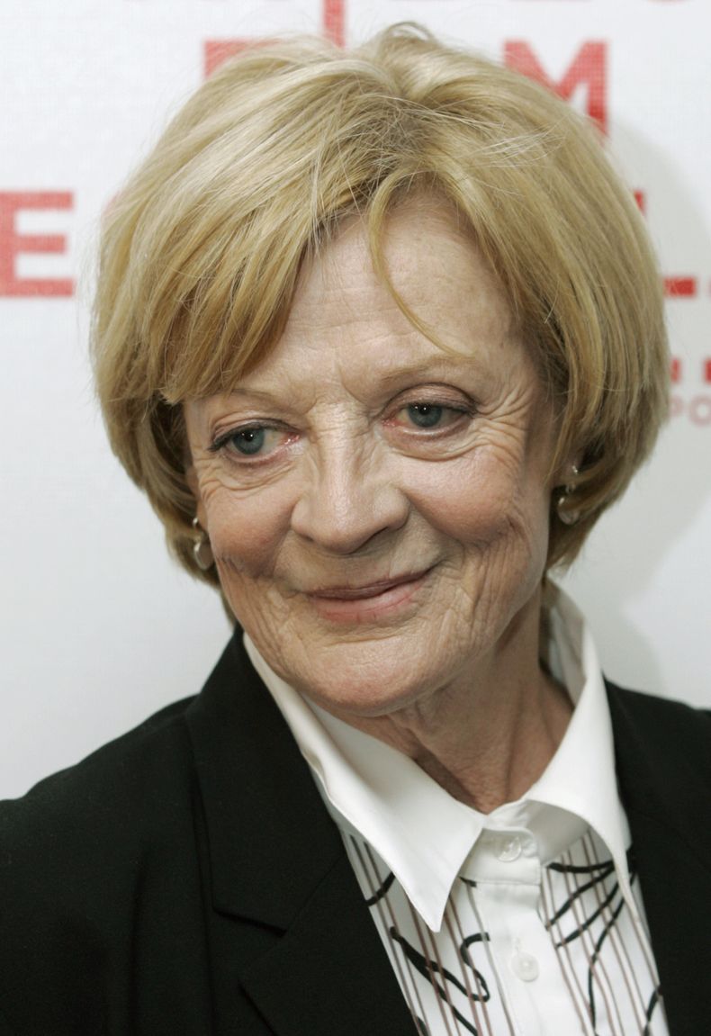 ARCHIVO - La actriz Maggie Smith, de la película Ladies in Lavender, en el Festival de Cine de Tribeca en Nueva York el 23 de abril de 2005.Smith, que ganó un Oscar por The Prime of Miss Jean Brodie en 1969 además de destacar en los filmes de Harry Potter y la serie Downton Abbey ha fallecido a los 89 años. (Foto AP/Stuart Ramson, File)