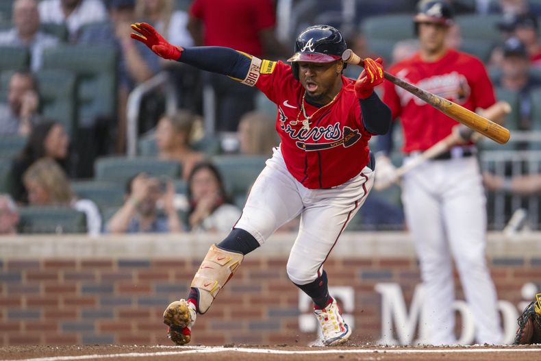 Ozzie Albies, de los Bravos de Atlanta, evita un golpe en el juego del viernes 8 de septiembre de 2023, ante los Piratas de Pittsburgh (AP Foto/Hakim Wright Sr.)