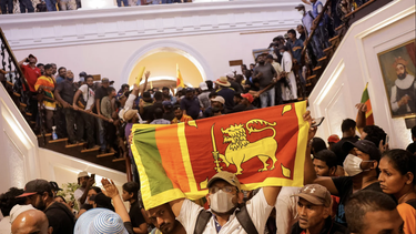 los impactantes videos de la toma de la residencia del presidente de sri lanka: usaron la piscina y se acostaron en su cama