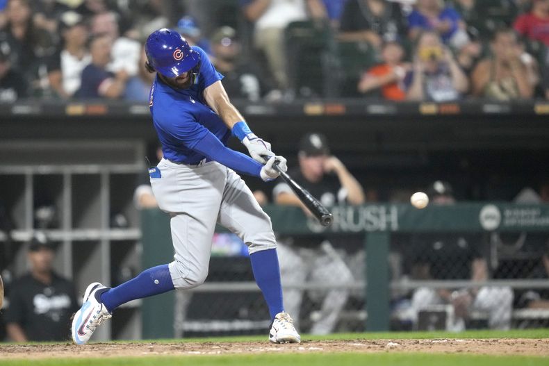 Dansby Swanson, de los Cachorros de Chicago, batea un sencillo productor en el juego del martes 25 de julio de 2023, ante los Medias Blancas de Chicago (AP Foto/Charles Rex Arbogast)