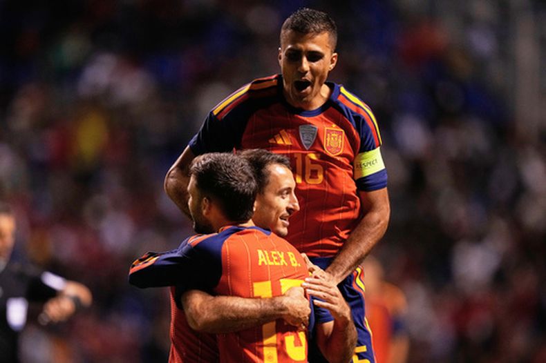 El español Mikel Oyarzabal, centro, y sus compañeros de equipo celebran el primer gol del último partido de preparación de su selección rumbo al Mundial contra Perú, el lunes 8 de junio de 2026, en Puebla, México. (AP Foto/Fernando Llano)