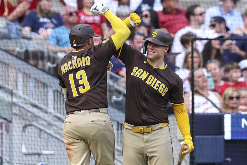 Manny Machado de los Padres de San Diego celebra con su compañero Gavin Sheets su jonrón en la octava entrada ante los Bravos de Atlanta el domingo 25 de mayo del 2025. (AP Foto/Colin Hubbard)