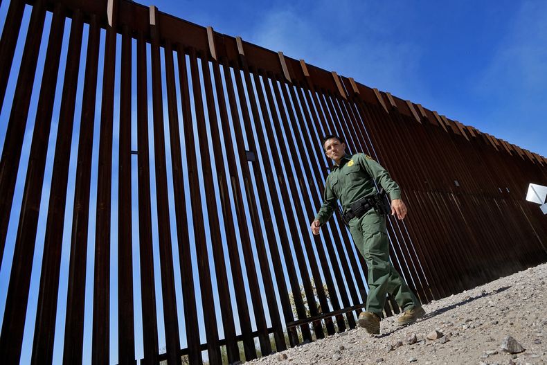 ARCHIVO - El subjefe de la patrulla fronteriza en el sector Tucson, Justin De La Torre recorre la barda en la frontera con México, 29 de agosto de 2023, en Organ Pipe Cactus National Monument cerca de Lukeville, Arizona. La mayoría de los estadounidenses consideran a México un socio esencial para frenar el narcotráfico y los cruces ilegales de la frontera, aunque expresan posiciones variadas acerca del gobierno mexicano, según una nueva encuesta. (AP foto/Matt York, File)