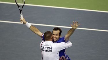 americateve | Radek Stepanek levanta los brazos mientras recibe el abrazo de un integrante del equipo checo de la Copa Davis, que se coron&oacute; por segunda vez seguida el domingo 17 de noviembre de 2013, al vencer a Serbia en la serie final (AP Foto/ Marko Drobnjako