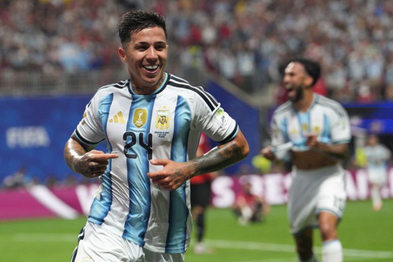 Enzo Fernández celebra tras anotar el tercer gol de Argentina en la victoria 3-2 ante Egipto en los octavos de final del Mundial, el martes 7 de julio de 2026, en Atlanta. (AP Foto/Jacob Kupferman)