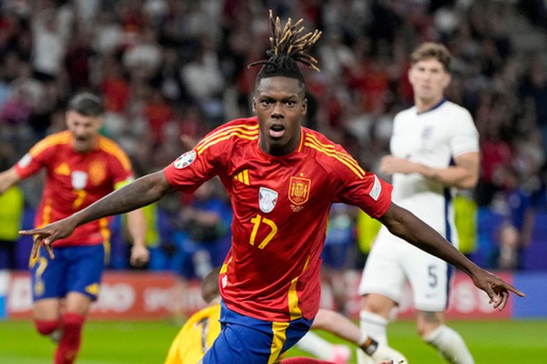 Nico Williams celebra tras abrir el marcador en la final de la Euro 2024 de España ante Inglaterra el domingo 14 de julio del 2026. (AP Foto/Matthias Schrader)