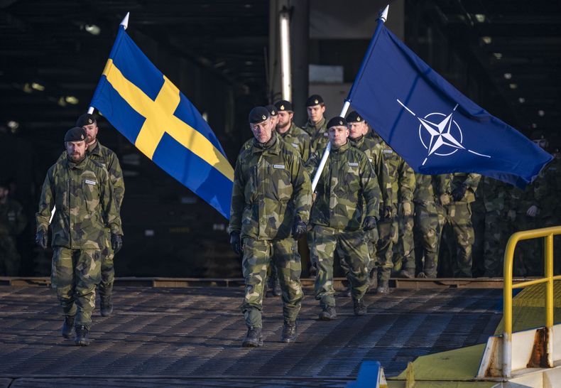 Soldados suecos desembarcan en el puerto de Riga, Letonia, el sábado 18 de enero de 2025, para unirse a una brigada multinacional liderada por Canadá a lo largo del flanco oriental de la OTAN. (Johan Nilsson/TT News Agency vía AP)
