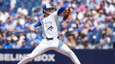 El lanzador de los Azulejos de Toronto, Shane Bieber, realiza un pitcheo contra los Rays de Tampa Bay durante la primera entrada de un partido de béisbol en Toronto, el jueves 23 de julio de 2026. (Nathan Denette/The Canadian Press vía AP)
