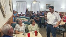 El gobernador de Florida y precandidato presidencial republicano Ron DeSantis conversa con clientes en el Restaurante Vinton Family en Vinton, Iowa, el sábado 5 de agosto de 2023. (AP Foto/Thomas Beaumont)