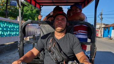 Liexer De La Cruz conduce su triciclo con clientes en Minas, en la provincia cubana de La Habana, el viernes 4 de septiembre de 2026. (AP Foto/Ramon Espinosa)