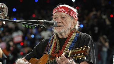 ARCHIVO - El músico Willie Nelson actúa antes del evento de la candidata presidencial demócrata, la vicepresidenta Kamala Harris, en un mitin en Houston, el viernes 25 de octubre de 2024.(Foto AP/Susan Walsh, archivo)