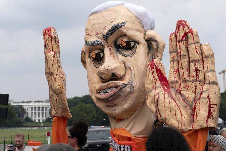 Manifestantes marchan por Constitution Avenue en protesta por la visita del primer ministro israelí, Benjamin Netanyahu, a la Casa Blanca durante una concentración frente a la Casa Blanca, el jueves 25 de julio de 2024, en Washington. (Foto AP/Jose Luis Magana)