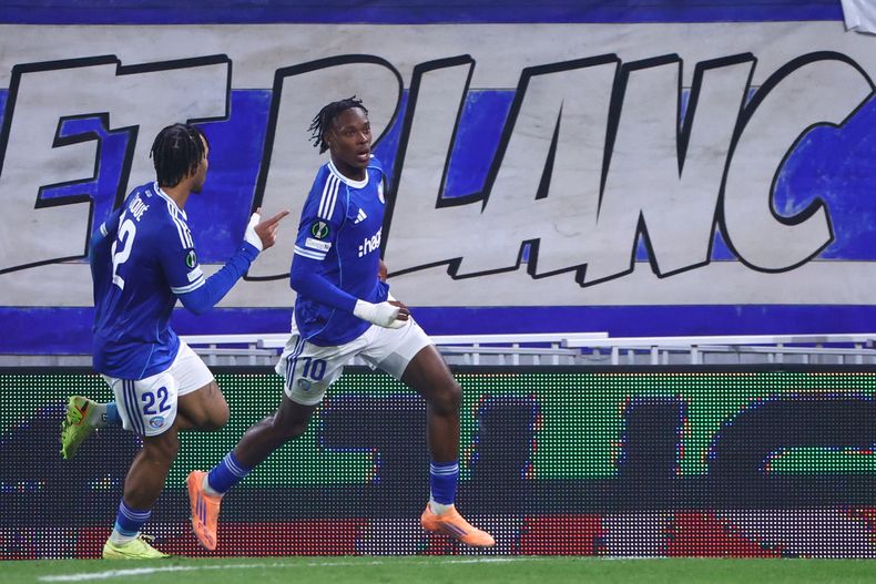 Emanuel Emegha (derecha) celebra tras anotar un gol para Estrasburgo en el partido contra Crystal Palace en la Europa Conference League, el 27 de noviembre de 2025. (AP Foto/Antonin Utz)