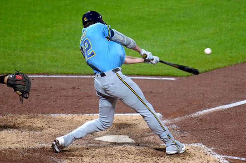 Christian Yelich de los Cerveceros de Milwaukee batea un sencillo de dos carreras frente al pitcher de los Piratas de Pittsburgh Carmen Mlodzinski el miércoles 16 de septiembre del 2026. (AP Foto/Gene J. Puskar)