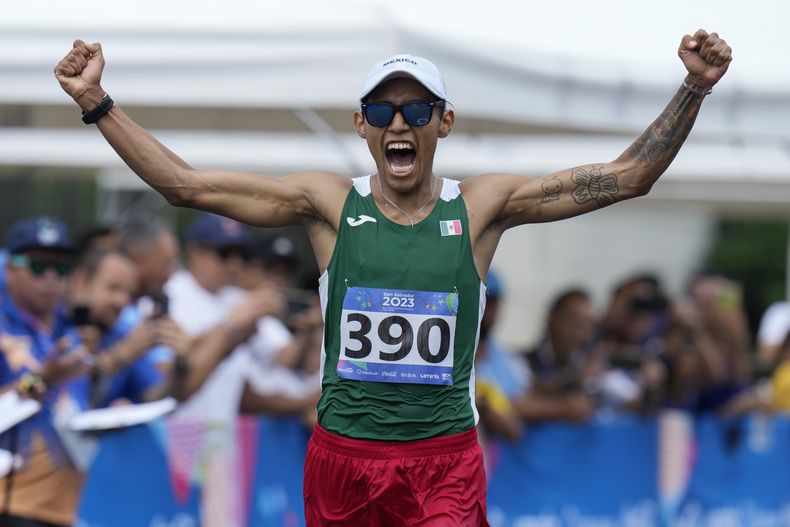 El mexicano José Doctor festeja su presea de oro en los 20 kilómetros de marcha el domingo 2 de julio de 2023, en San Salvador (AP Foto/Arnulfo Franco)